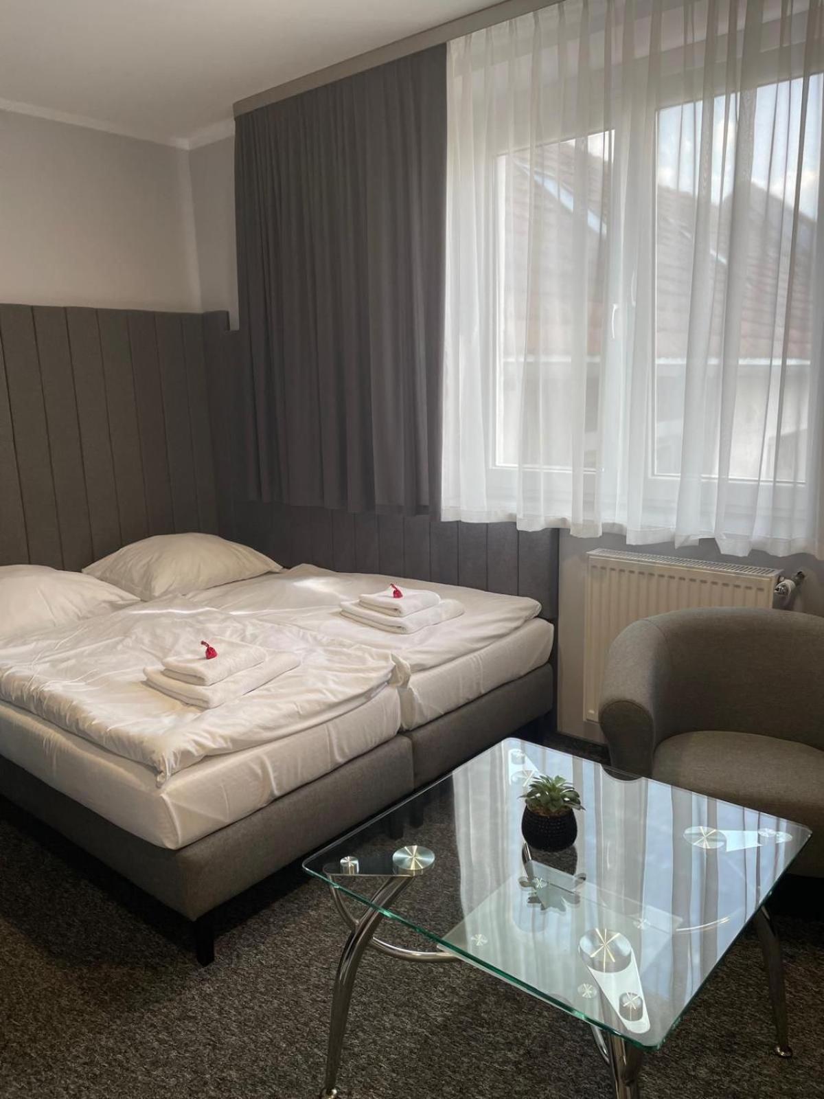 Hotel Strzelecka 1 Opole Esterno foto